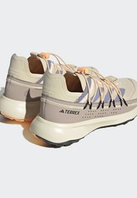 Adidas Terrex VOYAGER 21 TRAVEL - Pārgājienu apavi - sand strata   silver violet   acid orange