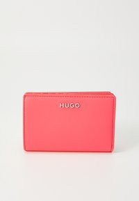 Portafoglio in pelle rosa con una texture liscia, logo "HUGO" in argento sul fronte, forma rettangolare e bordi cuciti.