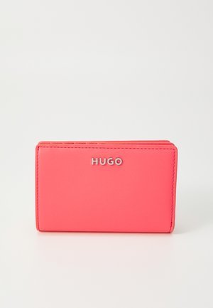 Cartera de cuero rosa con textura suave, logo plateado "HUGO" en la parte frontal, forma rectangular y bordes cosidos.