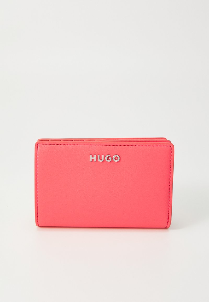 Portafoglio in pelle rosa con una texture liscia, logo "HUGO" in argento sul fronte, forma rettangolare e bordi cuciti.