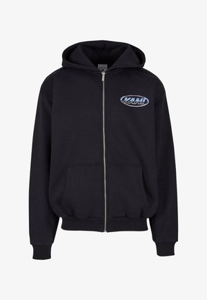 Must köidis, mis on valmistatud puuvilla ja sünteetiliste kiudude segust. Eseme esiküljel on logo, kaks esitaskut, soonikkoes varrukad ja äär. Kapuuts koos nööriga.