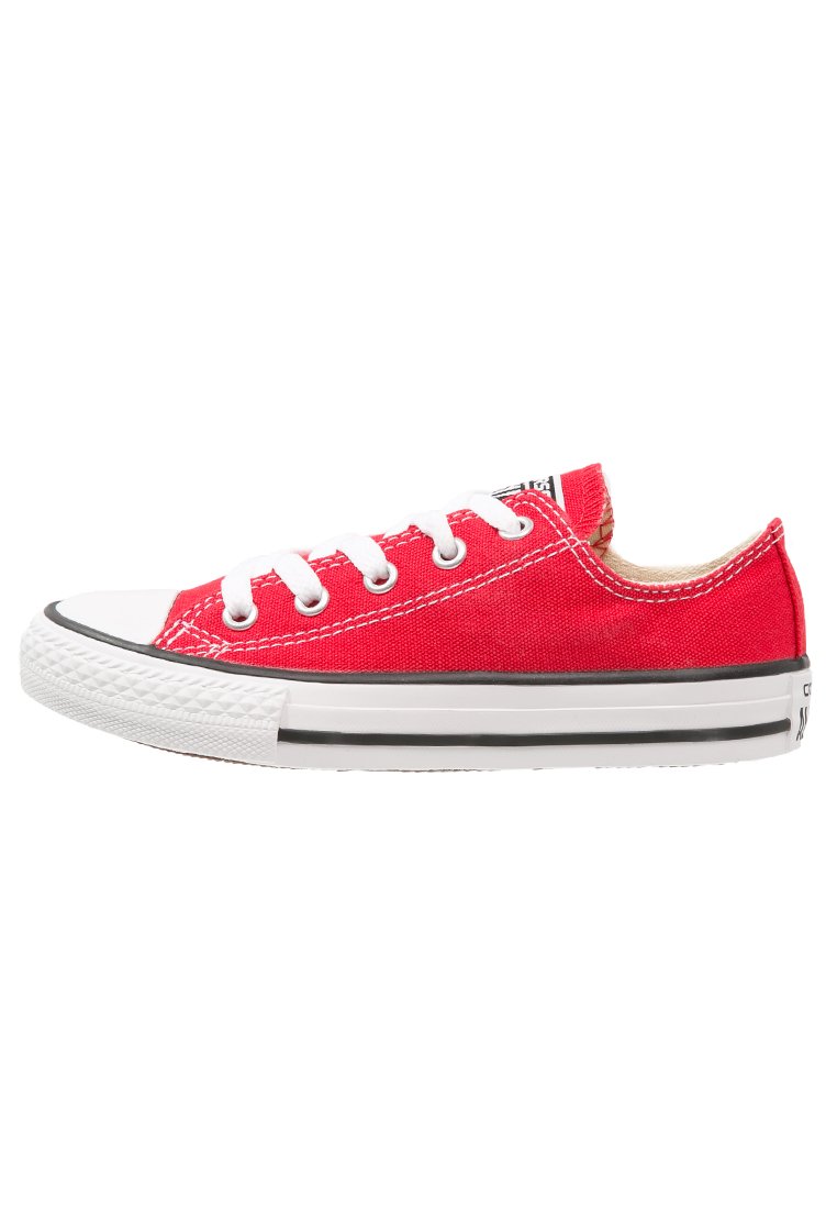 Rote Canvas-Sneaker mit weißen Schnürsenkeln, einer Gummispitze und einem schwarzen Streifen an der Sohle. Verfügt über ein Etikett an der Zunge.