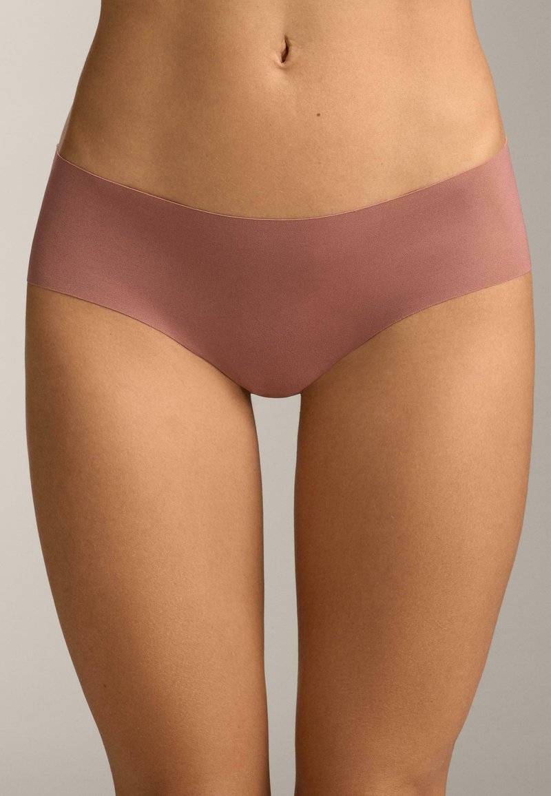 Mauve naadloos hipsterondergoed met een gladde textuur en brede band, ontworpen voor comfort en een moderne, minimalistische uitstraling.