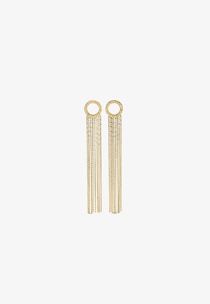 Złote okrągłe kolczyki z wiszącymi łańcuchami, z pierścieniem ozdobionym przezroczystymi kamieniami szlachetnymi. Łańcuchy mają różną długość, tworząc efekt warstwowy.