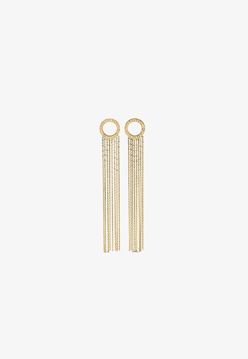 Złote okrągłe kolczyki z wiszącymi łańcuchami, z pierścieniem ozdobionym przezroczystymi kamieniami szlachetnymi. Łańcuchy mają różną długość, tworząc efekt warstwowy.