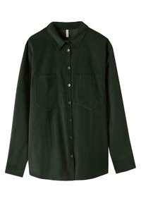 Camicia button-up a maniche lunghe di colore verde scuro, realizzata in un tessuto morbido. Presenta due taschini sul petto e bottoni coordinati lungo la parte frontale.