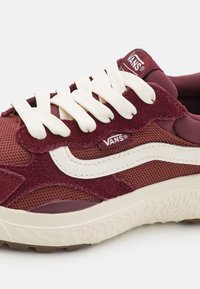 Vans tenisice u boji burgundac, s mrežastim i antilop panelima, kremastim vezicama i teksturiranim svijetlosivim potplatom s smešnim gumiranim potplatom.