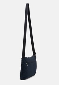 Marineblå crossbody taske med tekstureret overflade, rektangulær form, justerbar rem og lynlåslomme, velegnet til dagligt brug.