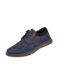 Zapato de cuero azul marino con acentos de gamuza marrón, puntera redonda, diseño con cordones y suela de goma con detalles de costura en contraste.