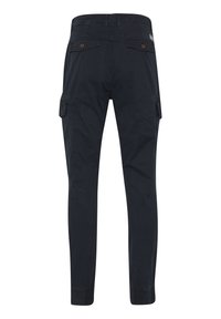 Pantalones cargo de tejido azul oscuro con una textura suave, que cuentan con bolsillos laterales, bolsillos traseros y puños elásticos en el tobillo.