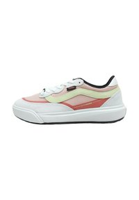 Zapatilla baja con suela de goma blanca, superposiciones en rosa y rojo, acentos en verde y una lengüeta negra. Presenta cordones blancos y una marca.