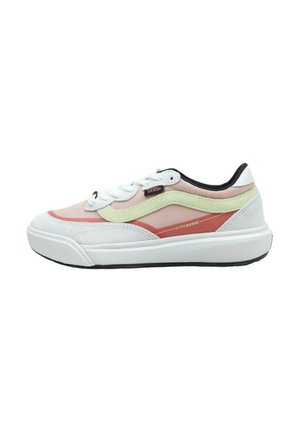 Zapatilla baja con suela de goma blanca, superposiciones en rosa y rojo, acentos en verde y una lengüeta negra. Presenta cordones blancos y una marca.