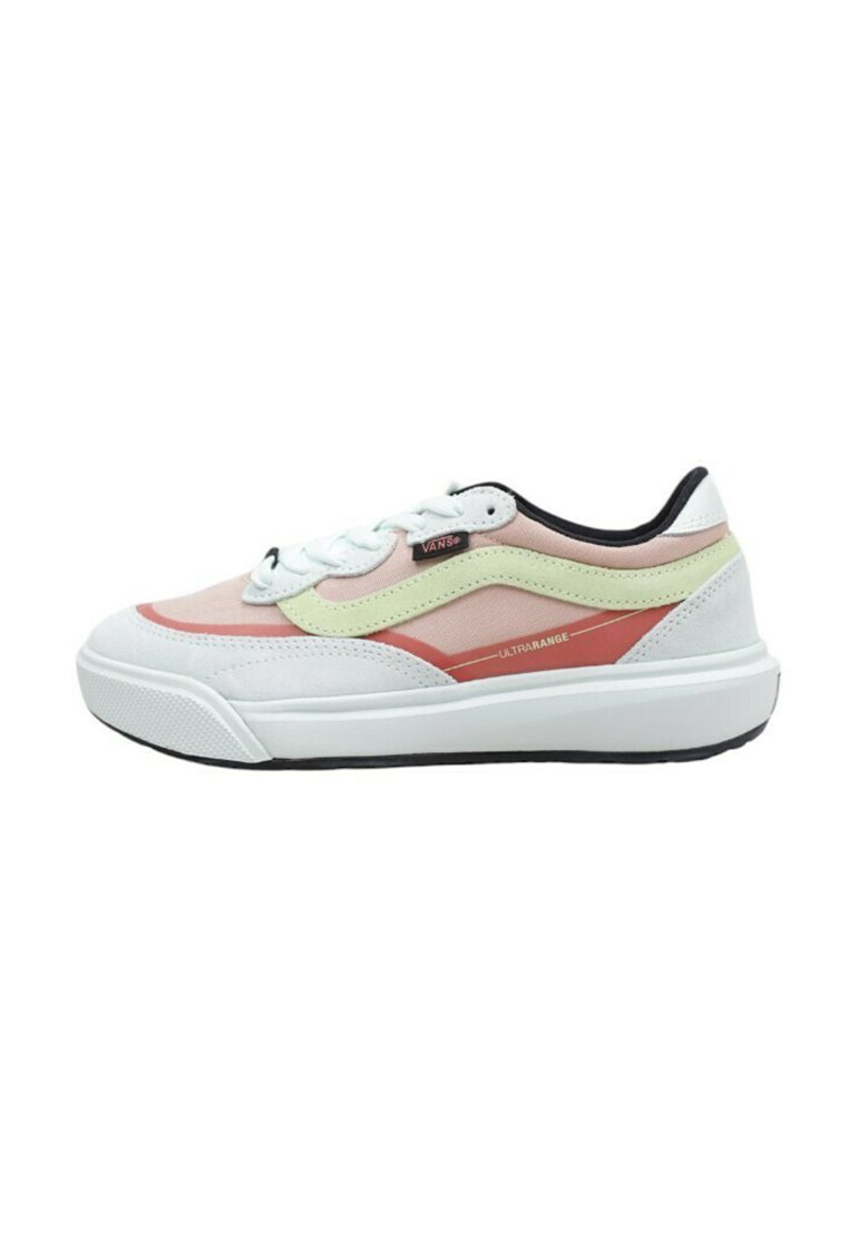 Zapatilla baja con suela de goma blanca, superposiciones en rosa y rojo, acentos en verde y una lengüeta negra. Presenta cordones blancos y una marca.