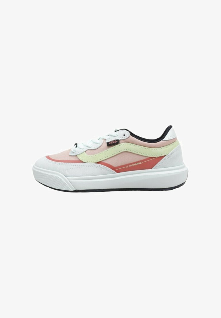 Zapatilla baja con suela de goma blanca, superposiciones en rosa y rojo, acentos en verde y una lengüeta negra. Presenta cordones blancos y una marca.