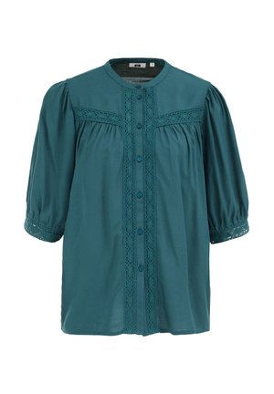 Turquoise blouse met ronde hals, knopen aan de voorkant, details van kant, geplooide stof en driekwart pofmouwen met kanten manchetten.