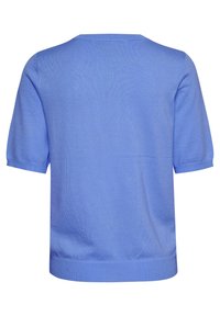 Maglietta a maniche corte blu in maglia con orlo a costine, polsini e scollatura vista da dietro su uno sfondo bianco.