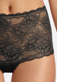 Schwarze Hipster-Unterwäsche aus Spitze mit floralen Mustern, gewellten Kanten und transparenter Textur. Das Design ist hinten blickdicht.