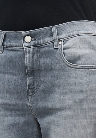 Jeans in denim grigio con chiusura a bottoni, tasche frontali e sfumature sottili. Il materiale ha una texture liscia con un design classico a 5 tasche.