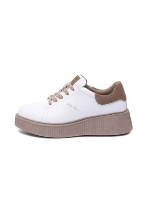 Biały sneaker z beżową grubą podeszwą, beżowymi sznurowadłami i brązowym zamszowym kołnierzem przy pięcie, widok z boku pokazujący wytłoczoną nazwę marki.