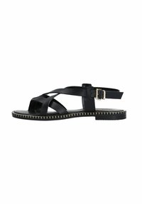 Sandale en cuir noir avec un design à bout ouvert, des sangles croisées, une boucle réglable et une semelle plate avec des coutures décoratives.