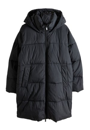 Fekete pufi kabát kapucnival, cipzáras záródással és két oldalzsebbel. A szövet texturált, steppelt hatású.