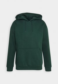Sweat à capuche vert foncé avec poche kangourou à l'avant et cordon à la capuche sur un fond blanc uni.