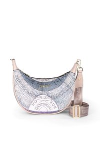 Halvmåneformet crossbody taske med multifarvet blå og beige tekstureret mønster, guld lynlås og justerbar beige rem med guld spænde.