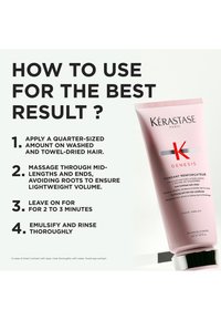 Kérastase Genesis haarconditioner in een roze tube met witte accenten. Tekst geeft gebruiksinstructies op een lichtgroene achtergrond.