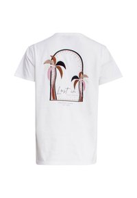Witte katoenen t-shirt met een grafisch ontwerp van palmbomen en een boog, met de tekst "Verloren in Woestijnparadijs."