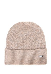 Béžová pletená čepice s copánkovým vzorem, žebrovaným lemem a malou štítkovou detailou. Vyrobená z měkkého, texturovaného vlněného materiálu.
