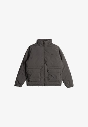 Chaqueta gris aislante con un alto cuello, cremallera frontal, dos grandes bolsillos y un diseño sencillo. Fabricada con un tejido duradero y resistente al agua.