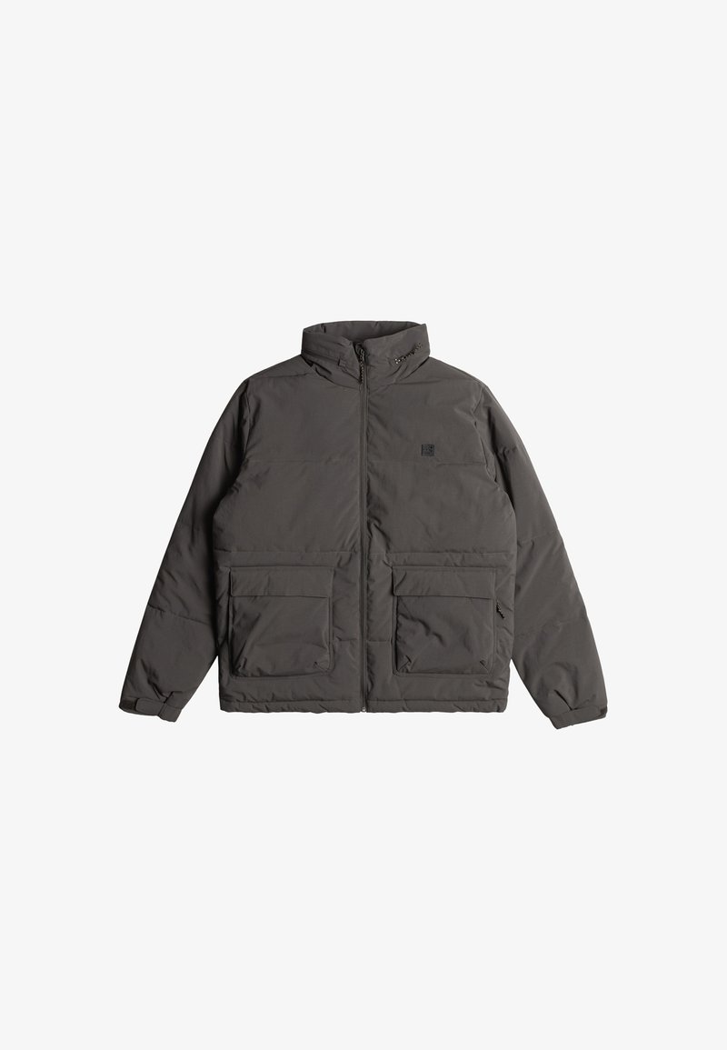 Veste isolante grise avec un col montant, fermeture éclair sur le devant, deux grandes poches et un design simple. Fabriquée en tissu durable et résistant à l'eau.