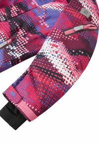Kolorowy rękaw kurtki narciarskiej w kolorach różowym, fioletowym i czarnym z kropkowanym wzorem, wyposażony w zapinaną na zamek kieszeń i regulowany mankiet nadgarstka.