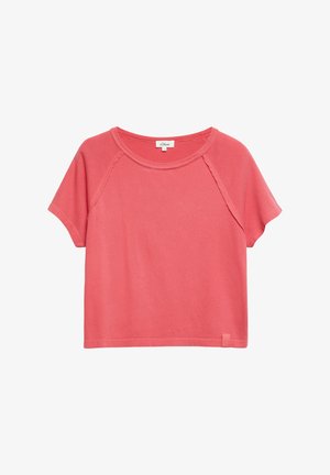 Koraalroze T-shirt met korte raglanmouwen en een klein stoffen label vlak bij de zoom.