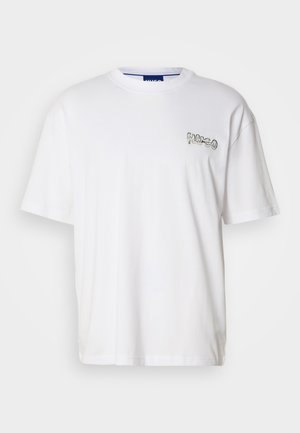 Bijela pamučna majica kratkih rukava. Ima mali vezeni logo u crnoj boji na lijevoj strani prsnog područja. Okrugli izrez, regularni kroj.