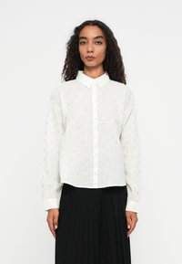 Biała koszula z delikatnym wzorem tekstury i zapięciem na guziki, z klasycznym kołnierzykiem i długimi rękawami z dopasowanymi mankietami.