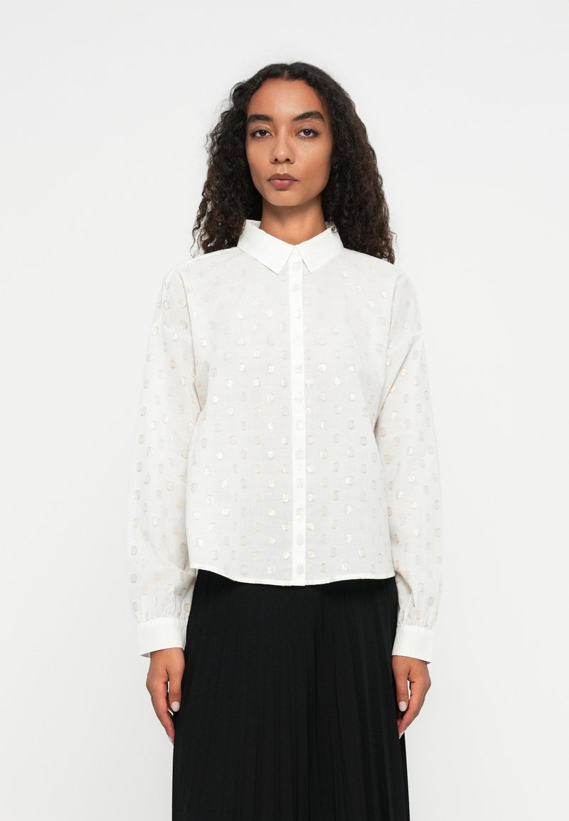 Biała koszula z delikatnym wzorem tekstury i zapięciem na guziki, z klasycznym kołnierzykiem i długimi rękawami z dopasowanymi mankietami.