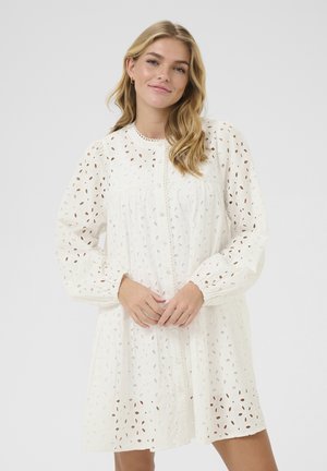 Weißes kurzes Kleid mit Lochstickerei und einem Rüschensaum. Verfügt über lange Ärmel und einen Knopfverschluss, gefertigt aus leichtem Baumwollmaterial.