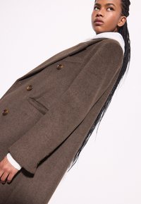 Stradivarius DOUBLE-BREASTED - Klasičan kaput - dark brown