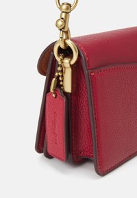 COACH POLISHED PEBBLE COVERED TABBY  - Bolso de mano - enamel red