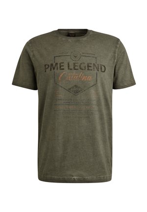 Olivegrünes Baumwoll-T-Shirt mit kurzen Ärmeln, rundem Halsausschnitt und distressed Print mit "PME Legend Catalina" sowie verschiedenen elementen im Flugthema.