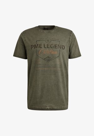 Olijfgroene katoenen t-shirt met korte mouwen, ronde halslijn en een verouderde print met "PME Legend Catalina" en verschillende luchtvaartthema teksten.
