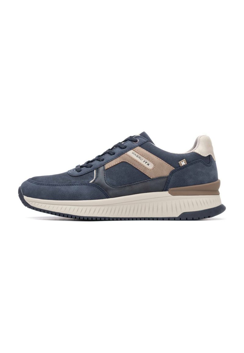 Sneakers blu navy realizzati con una combinazione di materiali tessili e scamosciati, con accenti beige e una suola testurizzata color crema.