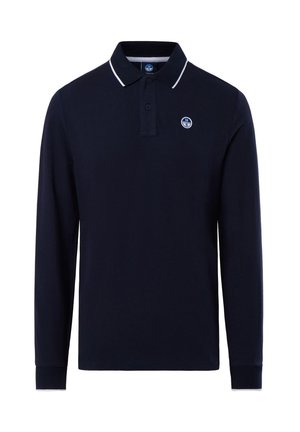Polo a maniche lunghe blu navy con colletto, patta con due bottoni e strisce bianche a contrasto. Presenta un logo circolare sul petto.