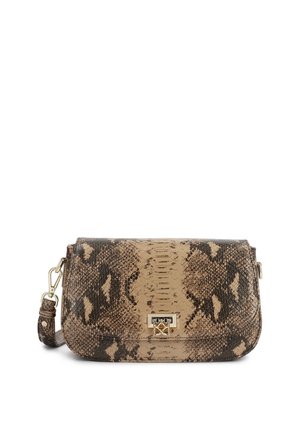 Ορθογώνια τσάντα clutch με καφέ και μπεζ σχέδιο φιδιού, κλείσιμο με περιστρεφόμενο χρυσό κούμπωμα και αποσπώμενο λουράκι καρπού σε λευκό φόντο.
