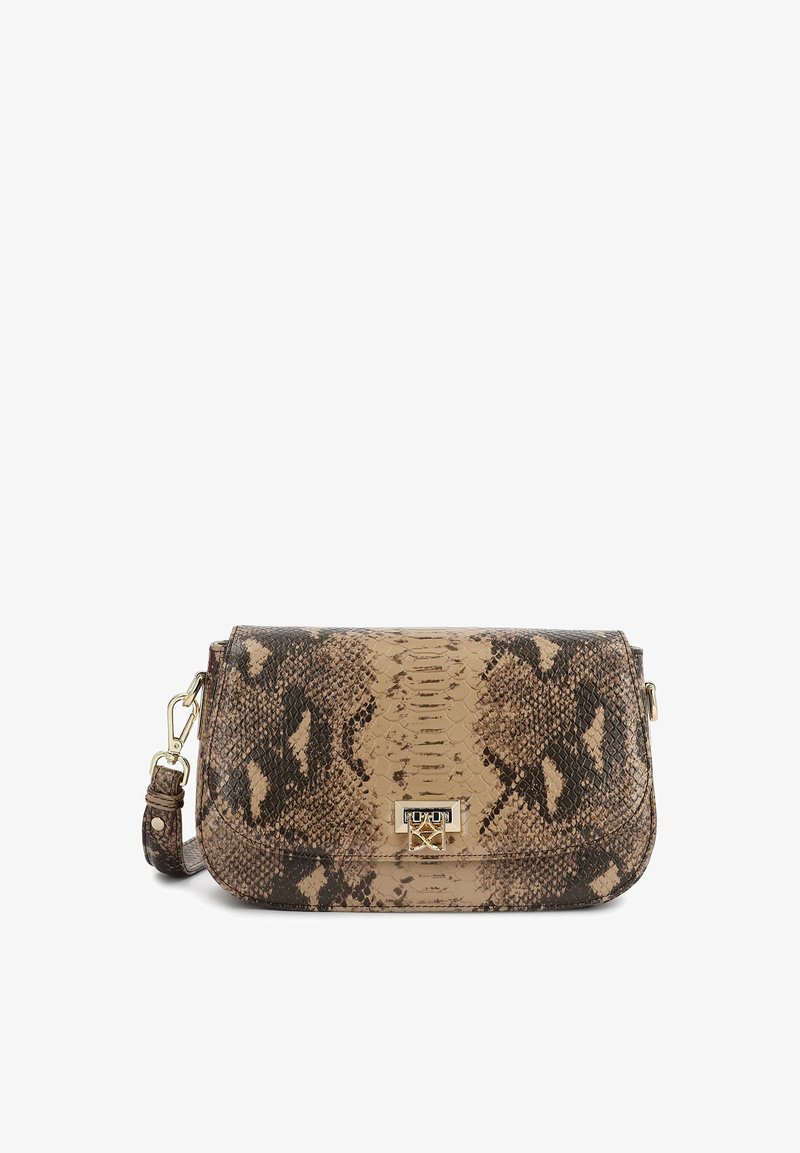Ορθογώνια τσάντα clutch με καφέ και μπεζ σχέδιο φιδιού, κλείσιμο με περιστρεφόμενο χρυσό κούμπωμα και αποσπώμενο λουράκι καρπού σε λευκό φόντο.