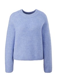 Pull en maille côtelée bleu clair doux, manches longues et col rond, avec un ourlet légèrement raccourci.
