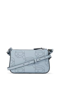 Ljusblå läder crossbody-väska med perforerade ansiktsdesigner, rektangulär form, justerbar rem och dragkedjestängning.