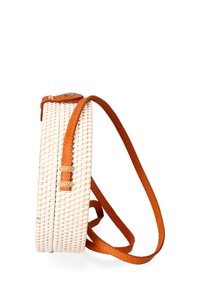Borsa bianca intrecciata con una finitura texturizzata, completata da una tracolla in pelle marrone chiaro e dettagli coordinati. Presenta una chiusura a pulsante e un profilo sottile.