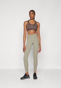 Nike Performance BRA - Sports-BH-er med medium støtte - ironstone/white
